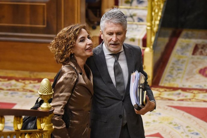 A Primeira Vice-Presidente e Ministra da Fazenda, María Jesús Montero, e o Ministro do Interior, Fernando Grande-Marlaska, durante uma sessão de controle do governo no Congresso dos Deputados, em 21 de maio de 2025, em Madri (Espanha). Durante a s
