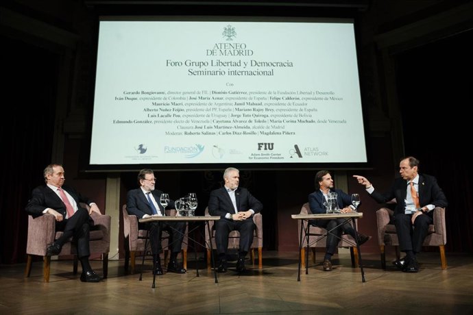 El expresidente del Gobierno Mariano Rajoy participa en una mesa redonda en el Foro Grupo Libertad y Democracia, en el Ateneo de Madrid, a 21 de mayo de 2025, en Madrid (España). 