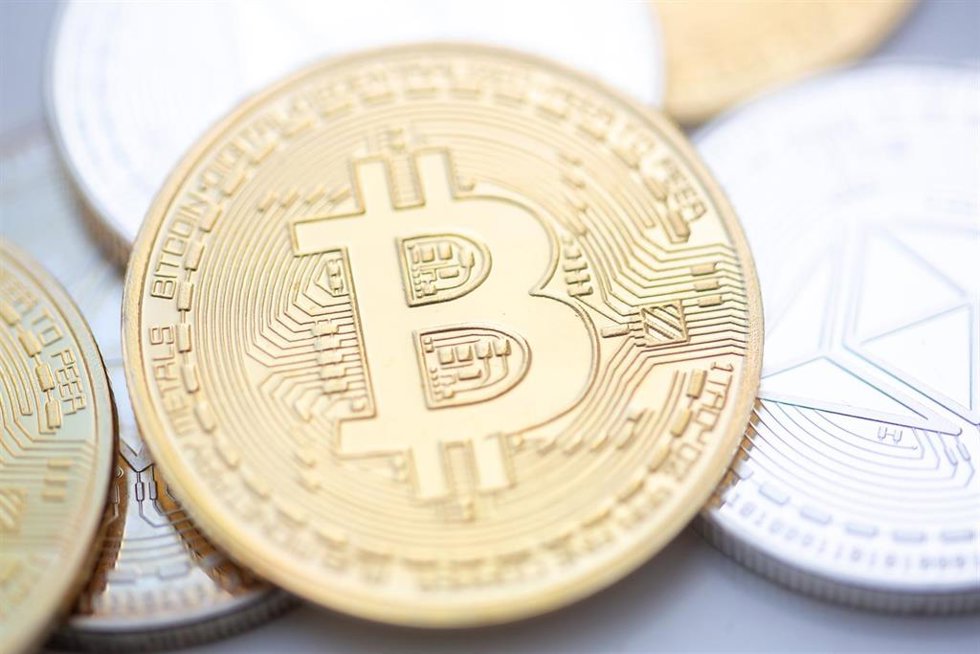 Archivo - Una moneda de Bitcoin sobre otras de Ethereum 
