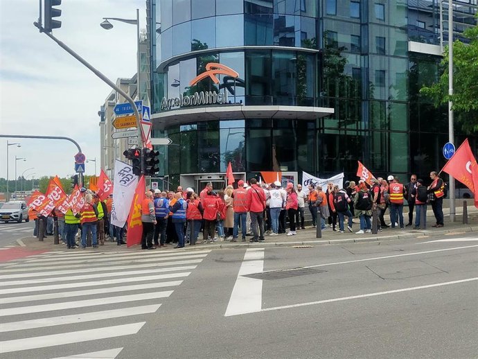 Representantes del Comité de Empresa Europeo de ArcelorMittal y de trabajadores de la multinacional protestan a la puerta de las oficinas del grupo empresarial en Bruselas (Bélgica) por el plan de deslocalización a la India.