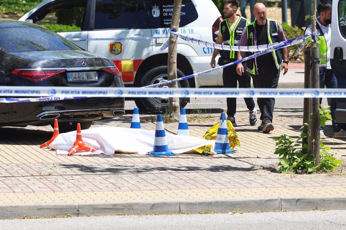 Agentes de la Policía Nacional en el lugar en el que han ocurrido los hechos, a 21 de mayo de 2025, en Pozuelo de Alarcón, Madrid (España). Un hombre ha fallecido al recibir varios disparos en la puerta del Colegio Americano, los hechos se han producido t
