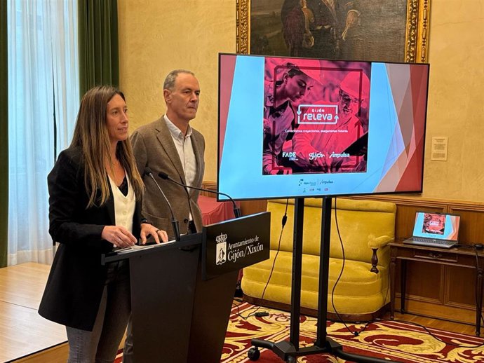 La vicealcaldesa de Gijón y concejala de Economía, Empleo, Turismo e Innovación, Ángela Pumariega, presenta el programa 'Gijón Releva' en el Consistorio gijonés, junto al secretario de la Federación Asturiana de Empresarios (FADE), Alberto González.