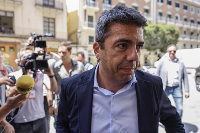 El president de la Generalitat, Carlos Mazón, arriba al Palau