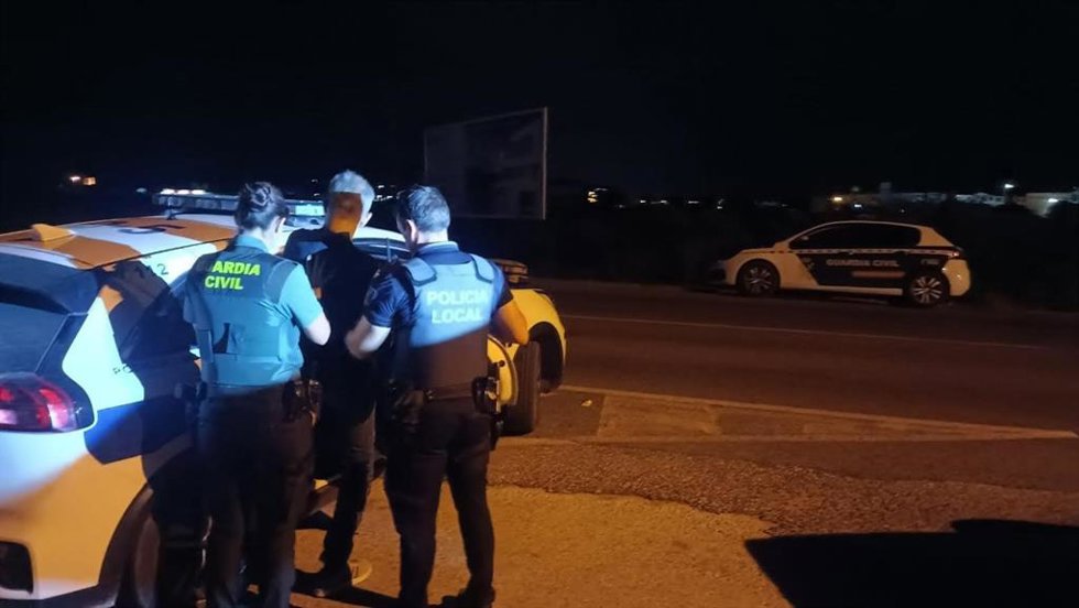 Detenido acusado de conducir drogado y con 'speed' oculto en una nevera de playa en El Campello