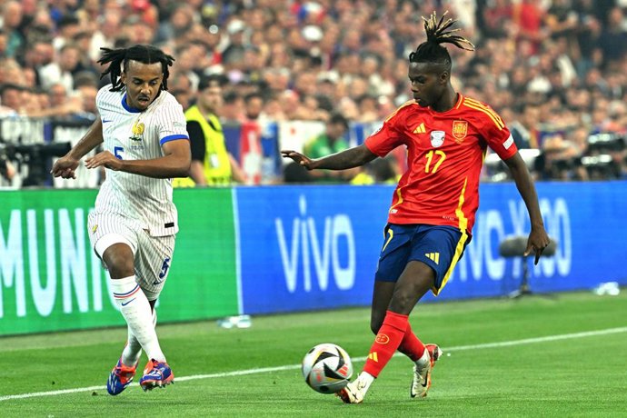 Archivo - Arquivo - 09 de julho de 2024, Baviera, Munique: Nico Williams (dir.), da Espanha, e Jules Kounde, da França, disputam a bola durante a partida de futebol da semifinal da UEFA Euro 2024 entre Espanha e França na Arena de Futebol de Munique. Foto