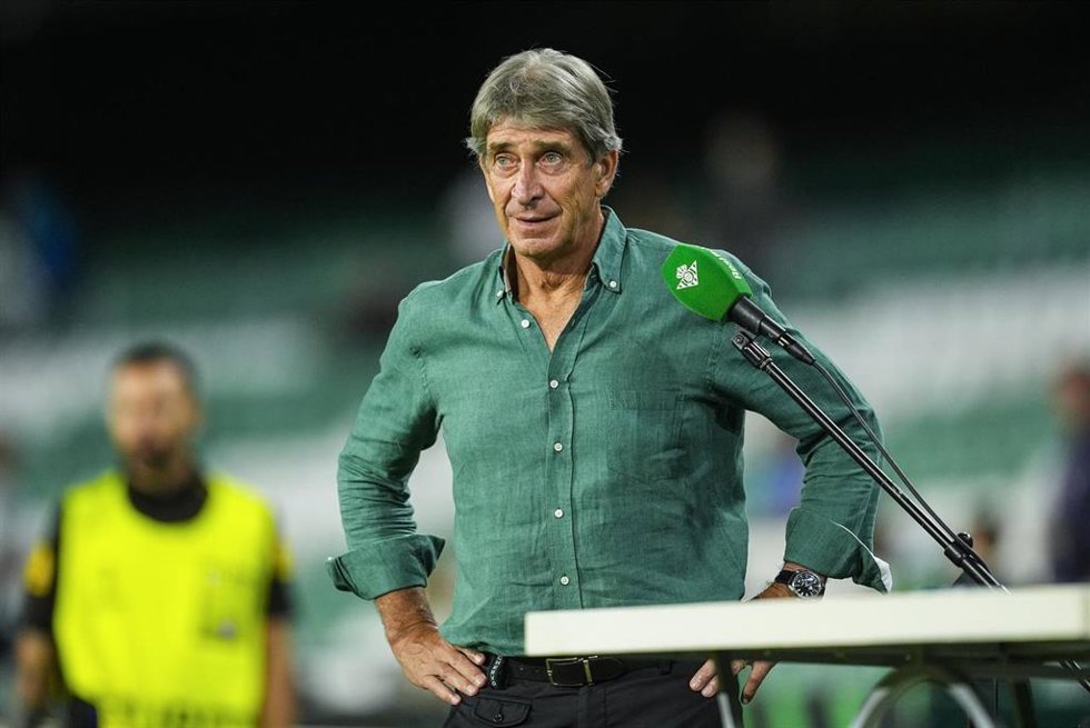 Archivo - El entrenador del Real Betis, Manuel Pellegrini, en la previa del partido de la Conference League ante el FC Copenhague en el Benito Villamarín.
