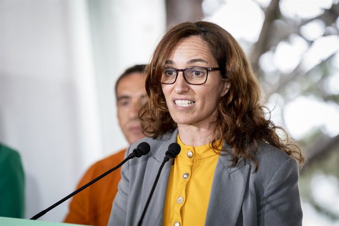 A Ministra da Saúde, Mónica García, fala durante a celebração em Móstoles das festividades de 2 de maio, em 2 de maio de 2025, em Móstoles, Madri (Espanha).