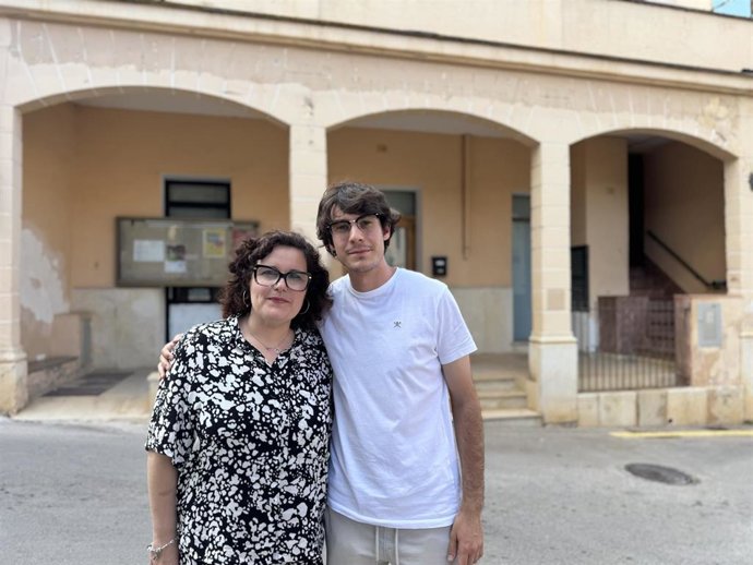 La consellera socialista en el Consell de Mallorca, Bea Gamundi, y el regidor de Juventud del Ayuntamiento de Santa Eugènia, Arnau Miralles.