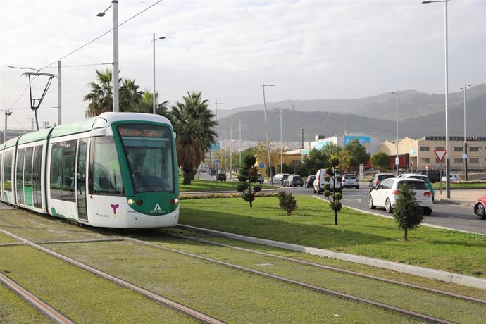 Imagen del tranvía de Jaén circulando en pruebas