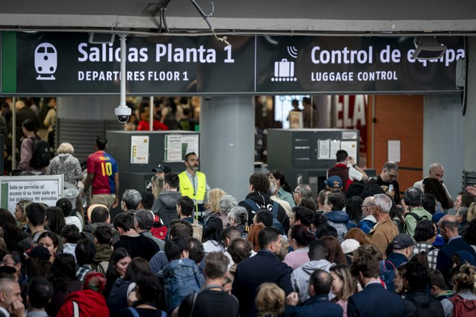 Decenas de personas esperan en la estación de Atocha-Almudena Grandes, a 29 de abril de 2025, en Madrid. 