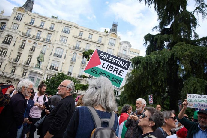 Varias personas durante una concentración propalestina frente al Congreso de los Diputados, a 20 de mayo de 2025, en Madrid (España). 