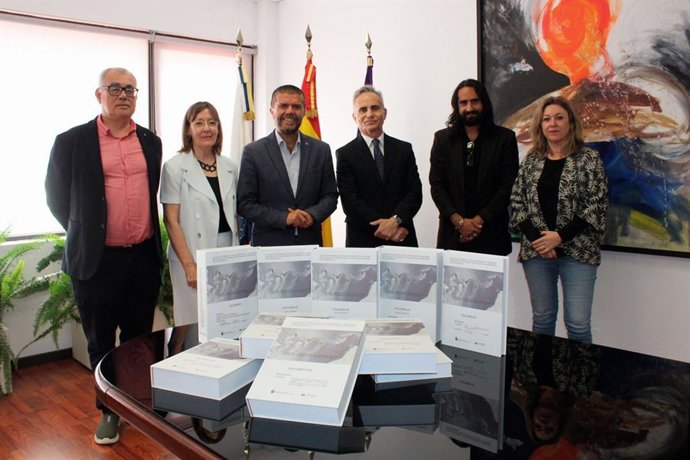 La ULL entrega al Gobierno de Canarias los once tomos impresos del catálogo de vestigios franquistas