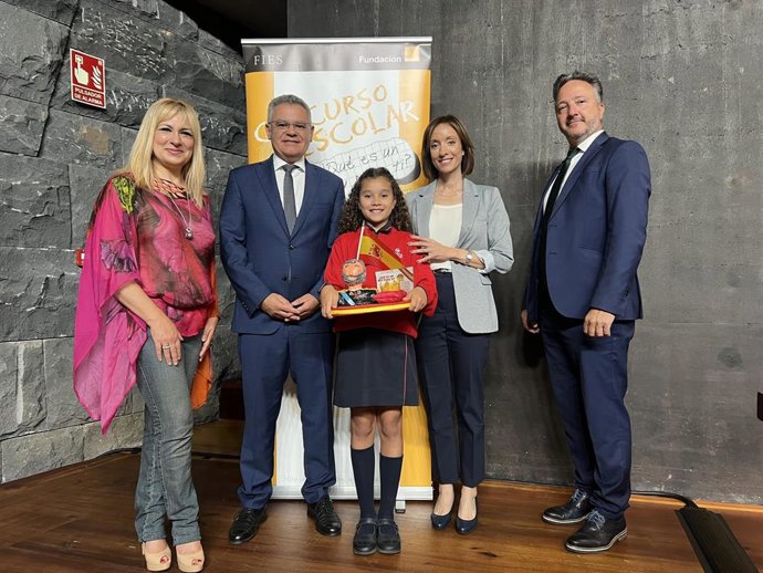 La alumna Sara Rivero, ganadora en Canarias del concurso ¿Qué es un rey para ti?