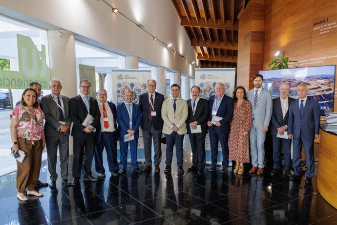 Imagen del colectivo de ingenieros superiores de Andalucía, agrupados en Asian, en la cuarta Cumbre Nacional de la Ingeniería y la Empresa 2025 en la Escuela de Organización Industrial (EOI) de Sevilla.