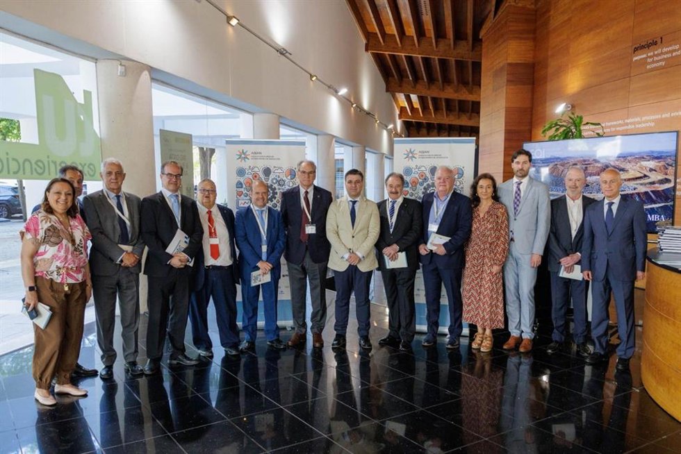 Imagen del colectivo de ingenieros superiores de Andalucía, agrupados en Asian, en la cuarta Cumbre Nacional de la Ingeniería y la Empresa 2025 en la Escuela de Organización Industrial (EOI) de Sevilla.