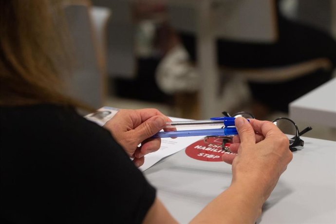 Archivo - Una opositora espera con dos bolígrafos azules, antes de hacer el examen de oposición.