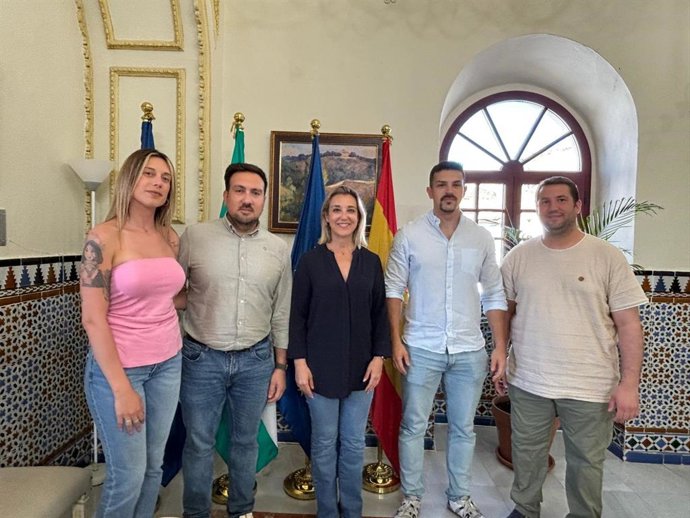 Rivas y Jiménez, en el centro, con responsables de la Banda Nuestra Señora del Águila.