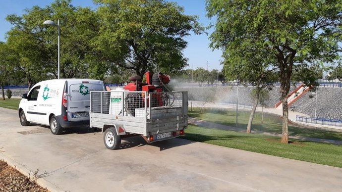Archivo - Tareas de fumigación en parques y zonas verdes.