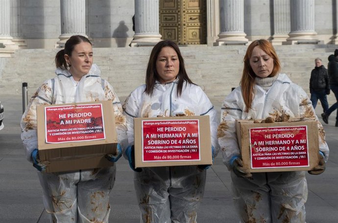 Archivo - (I-D) Las afectadas por la DANA, Meri González, Maite Pagán y Yolanda Garrido, antes de la entrega en el Congreso de más de 65.000 firmas pidiendo justicia para las víctimas de la DANA y para abrir una investigación.