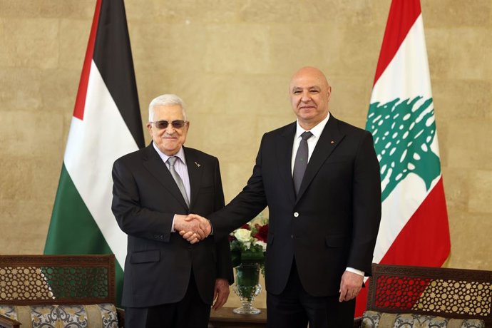 O presidente libanês Joseph Aoun recebe seu colega palestino Mahmoud Abbas em Beirute.
