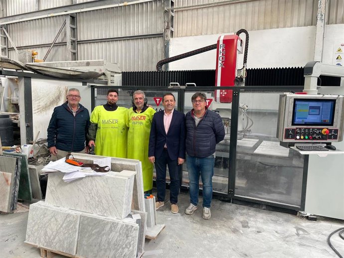 El delegado territorial de Economía, Hacienda y Fondos Europeos en Almería, Guillermo Casquet, durante su visita a las instalaciones de la empresa Arte Di Pietra D'Macael SL, en Macael (Almería).