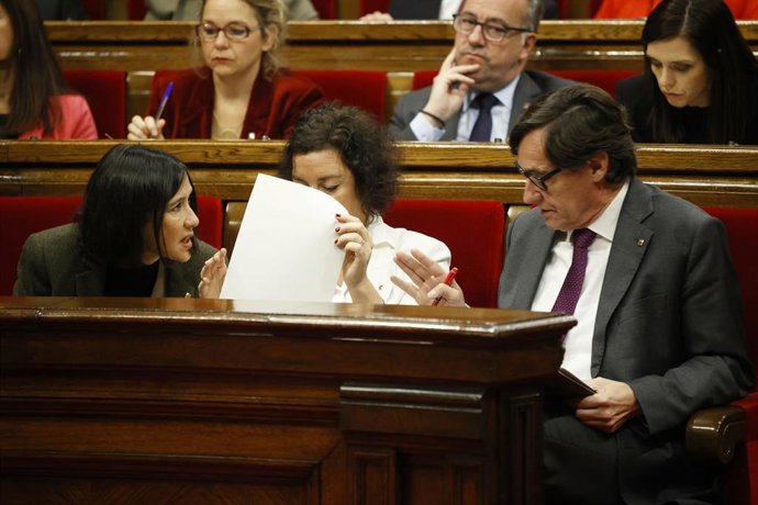 Archivo - La consellera de Interior, Núria Parlon, la consellera de Economía, Alicia Romero y el president del Govern de Cataluña, Salvador Illa, en el Parlament