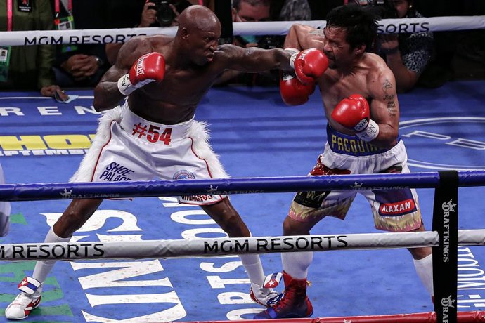 Archivo - Manny Pacquiao recibe un golpe de Yordenis Ugás durante el combate por el título mundial del peso welter de la Asociación Mundial de Boxeo