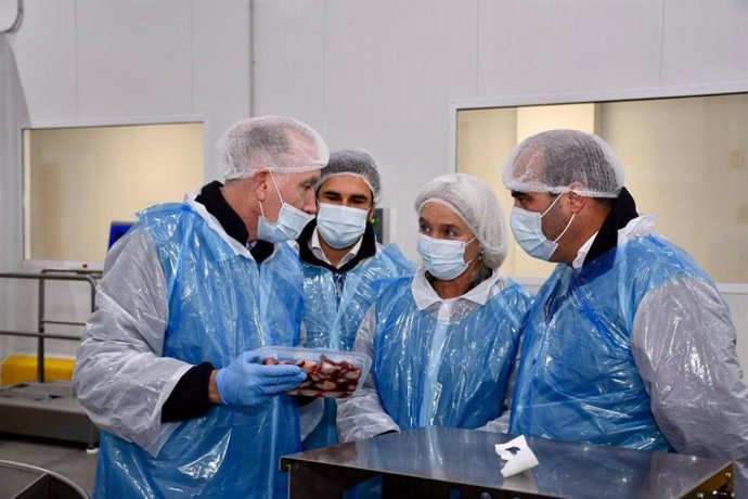 La delegada de la Junta en la provincia de Cádiz, Mercedes Colombo, en una visita a la empresa Petaca Chico en la capital