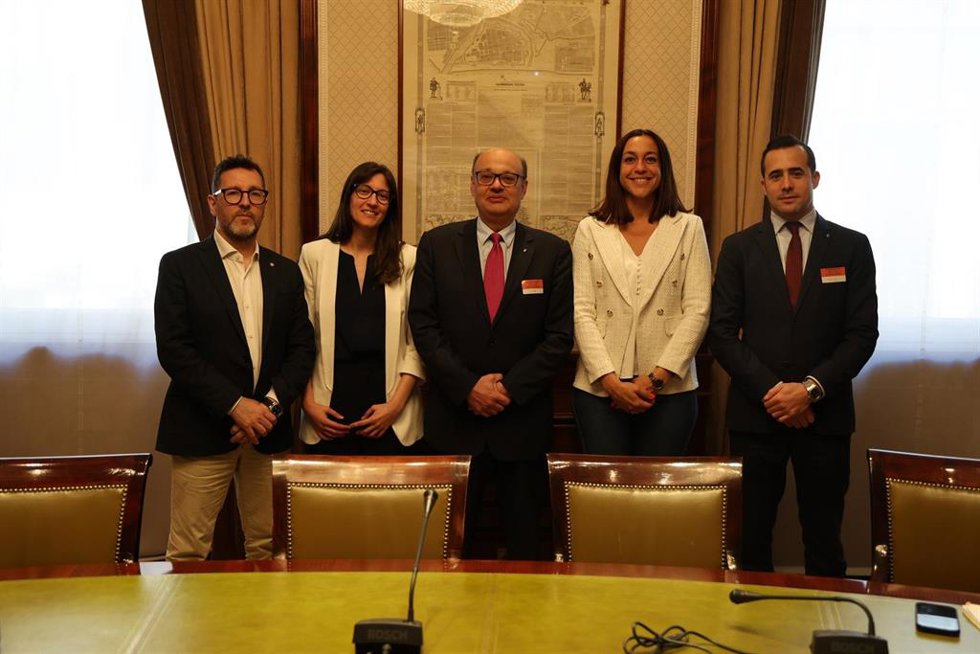 Representantes de la patronal Cecot y del PSC en el Congreso de los Diputados han coincidido en que el Valls (Barcelona) es un territorio industrializado "preparado" para afrontar las oportunidades que ofrecen la transición energética, la digitalización