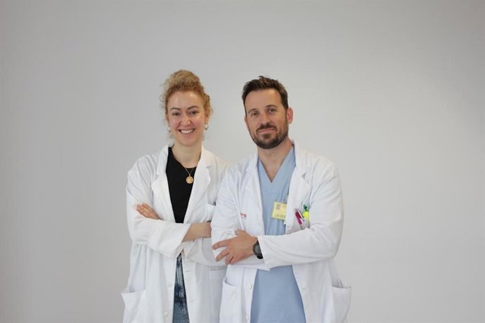 La ginecóloga María Carmen Jiménez y el jefe de servicio de Ginecología en el Hospital del Vinalopó, Rubén Betoret