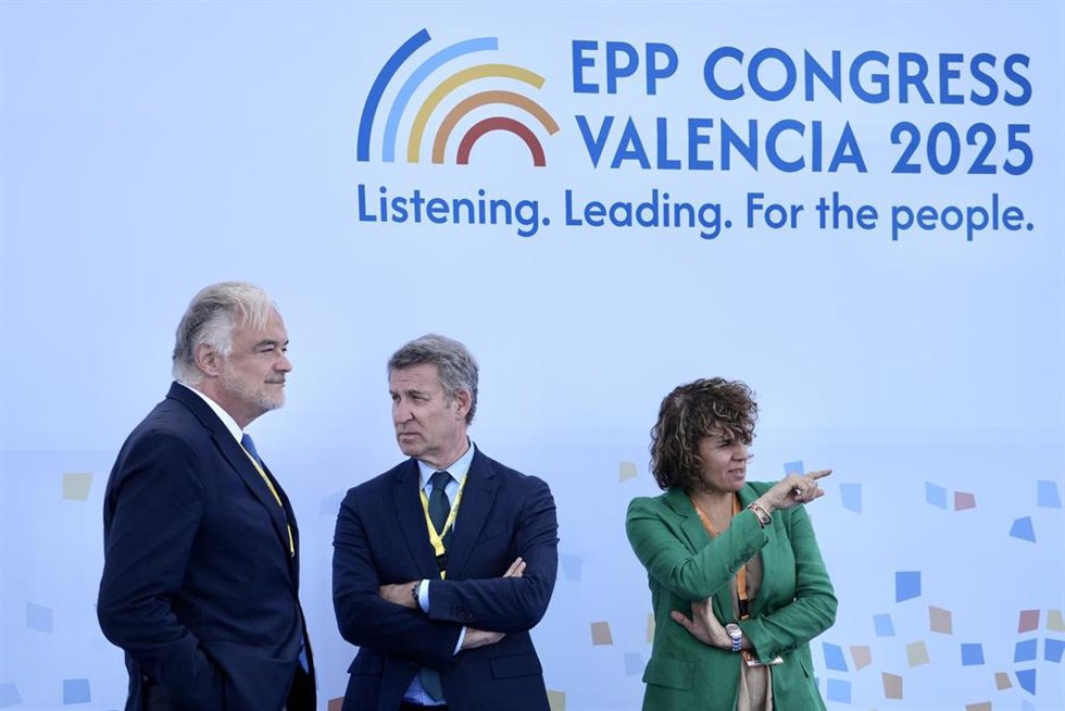 (I-D) El vicepresidente del Parlamento Europeo y vicesecretario de Institucional, Esteban González Pons; el presidente del Partido Popular, Alberto Núñez Feijóo, la jefa de la delegación española en el Grupo PPE, Dolors Montserrat, durante el Congreso d