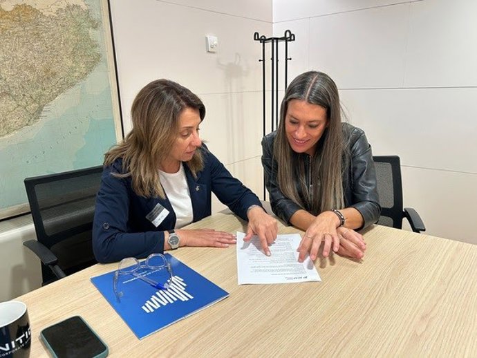 La presidenta de la Associació Catalana de Municipis (ACM), Meritxell Budó, junto con la portavoz de Junts en el Congreso, Miriam Nogueras, en una reunión en la Cámara baja