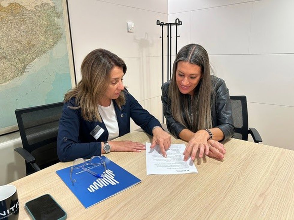 La presidenta de la Associació Catalana de Municipis (ACM), Meritxell Budó, junto con la portavoz de Junts en el Congreso, Miriam Nogueras, en una reunión en la Cámara baja