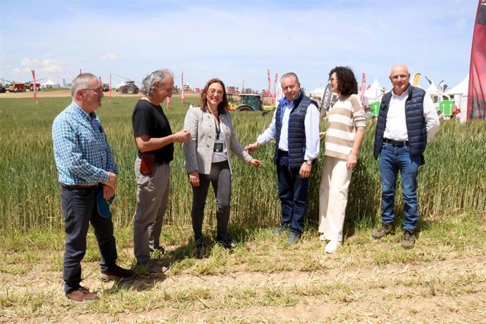 La consejera de Agricultura junto a los representangtes de las OPAs este miércoles en Medina del Campo (Valladolid)