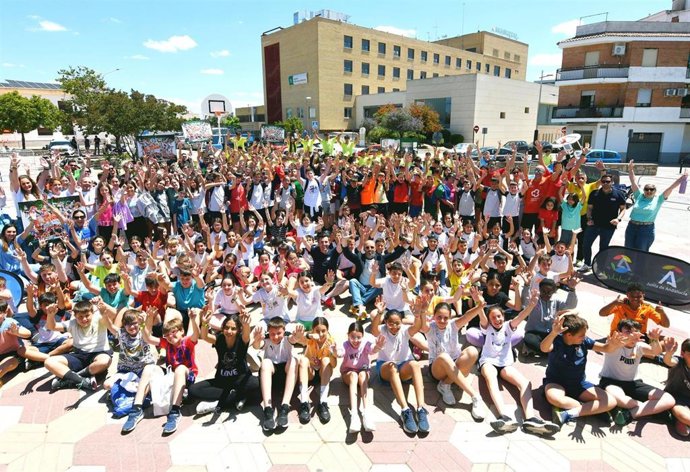 Dos centenares de escolares de Pozoblanco participan en la actividad 'Deporte en la Calle'.