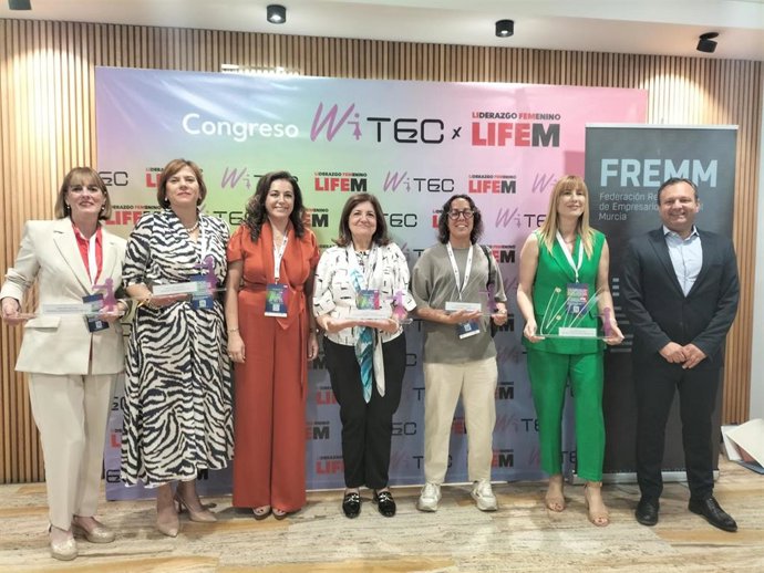 La presidenta de la UCAM, María Dolores García, junto al resto de premiadas y a la directora de Marevents, Mar Abenza