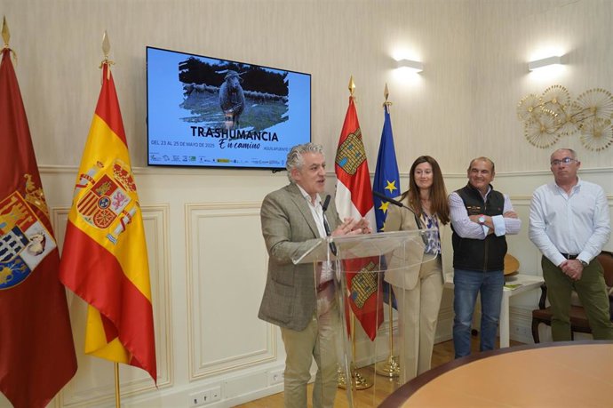El diputado de Cultura, José María Bravo, presenta las Becas y la Feria junto a miembros de AguiLucha