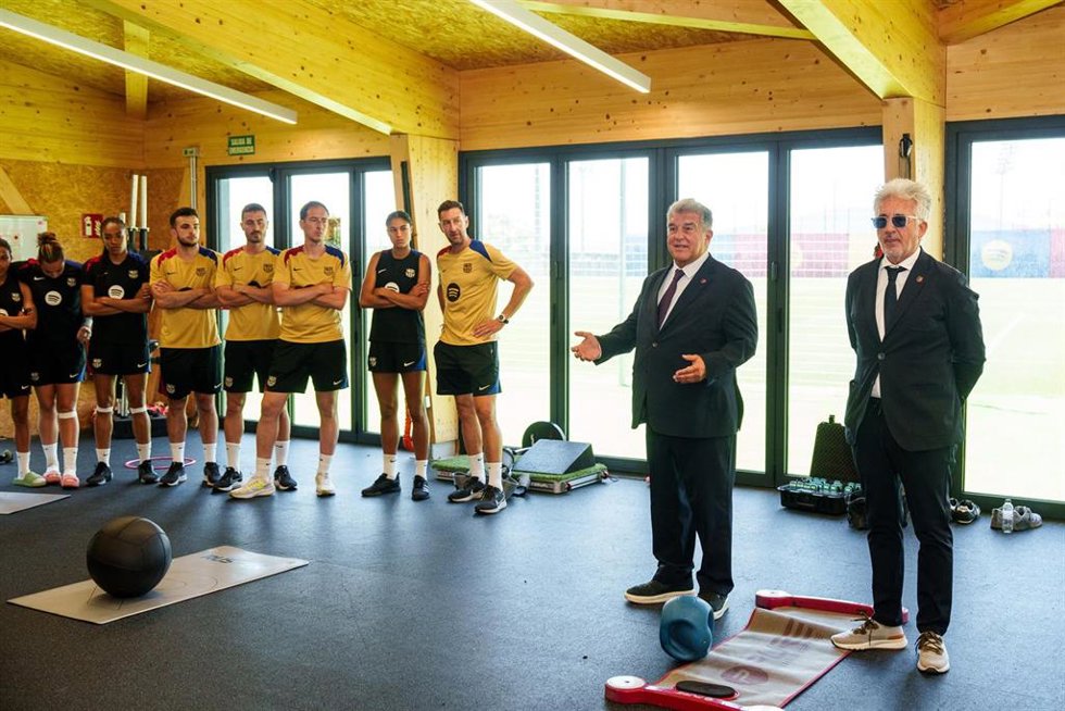 Visita del presidente del FC Barcelona, Joan Laporta, al Bara Femení antes del viaje a Lisboa para la disputa de la final de la Liga de Campeones Femenina