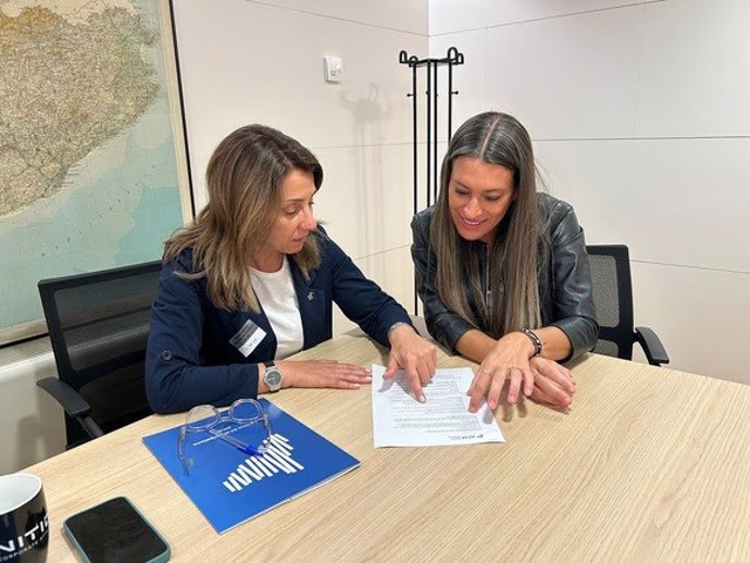 La presidenta de l'Associació Catalana de Municipis (ACM), Meritxell Budó, juntament amb la portaveu de Junts al Congrés, Miriam Nogueras, en una reunió a la cambra baixa