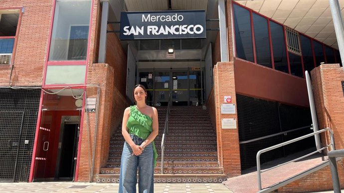 La concejala del PP Elena Araque ante el Mercado de San Francisco.