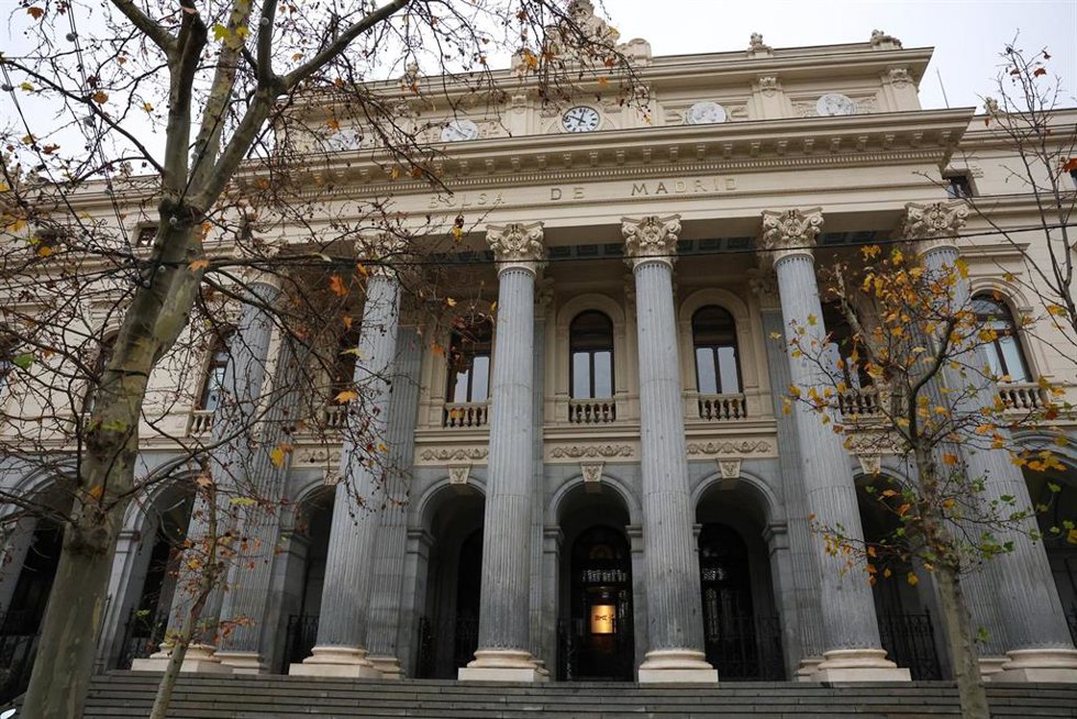 Archivo - Fachada del Palacio de la Bolsa de Madrid, a 23 de diciembre de 2022, en Madrid (España). El Ibex 35 ha iniciado la sesión con comportamiento plano (-0,04%), lo que ha llevado al selectivo a situarse en los 8.269 enteros a las 9.01 horas, tras