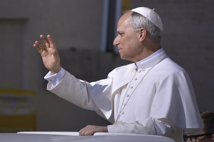 El Papa León XIV recorre la plaza de San Pedro en Papamóvil.