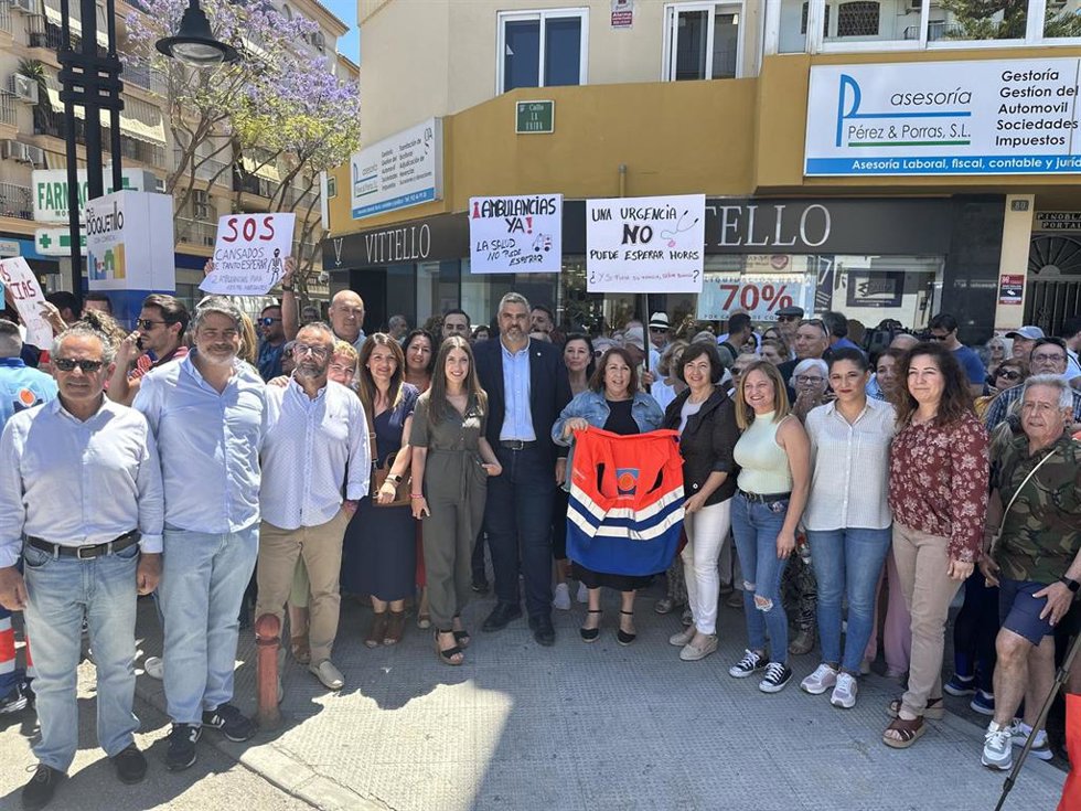 El secretario general del PSOE de Mijas, Josele González; su homóloga en Fuengirola, Carmen Segura; la secretaria de Salud del PSOE de Málaga, Carmen Martín; y la portavoz del PSOE de Málaga, Ana Villarejo, en la manifestación en Las Lagunas.