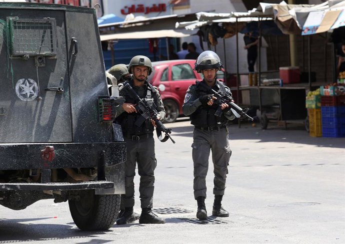 NABLUS, 21 de maio de 2025 -- Membros das forças israelenses são vistos durante uma operação militar no campo de refugiados de Askar, a leste de Nablus, no norte da Cisjordânia, em 20 de maio de 2025.
