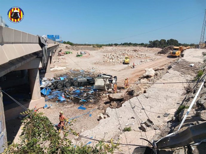 Accidente de un camión en el barranco del Poyo