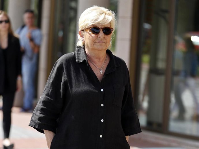 Teresa Ozores Arcos acude al tanatorio de la Paz para despedir a su padre, Mariano Ozores fallecido a los 98 años de edad, a 21 de mayo de 2025, en Madrid (España).