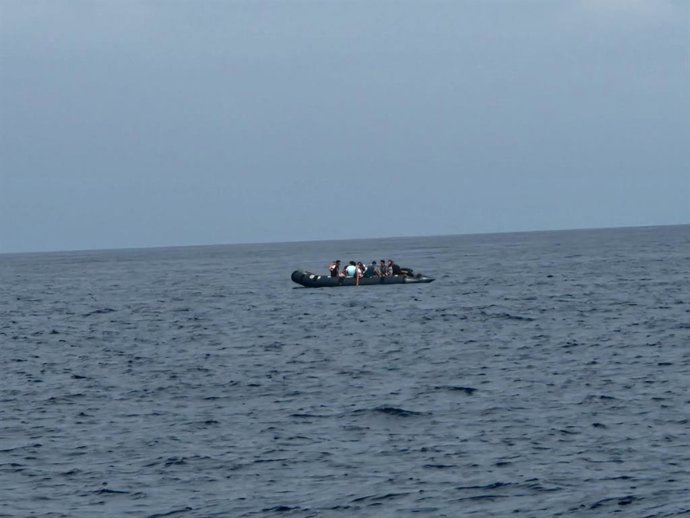 Archivo - Embarcación neumática con 12 migrantes a bordo rescatada por la salvamar Suhail de Salvamento Marítimo en Cádiz.