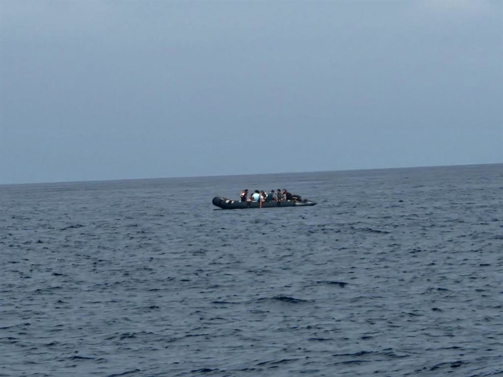 Archivo - Embarcación neumática con 12 migrantes a bordo rescatada por la salvamar Suhail de Salvamento Marítimo en Cádiz.