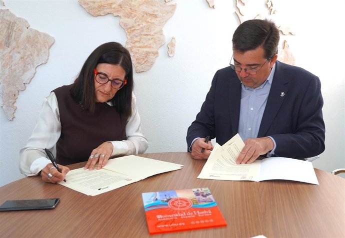 Archivo - La rectora de la UHU, María Antonia Peña y Juan Andrés Reales, director general de la empresa Gabitel Soluciones Técnicas SL.