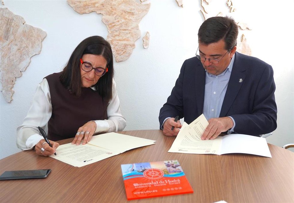 Archivo - La rectora de la UHU, María Antonia Peña y Juan Andrés Reales, director general de la empresa Gabitel Soluciones Técnicas SL.